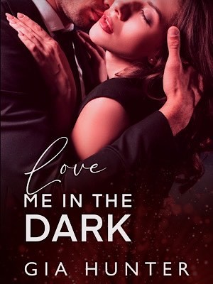 Love Me in the Dark,Gia Hunter